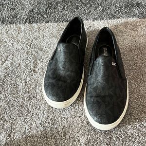 Michael/Michael Kors black signature MK sz 7 worn handle full of times